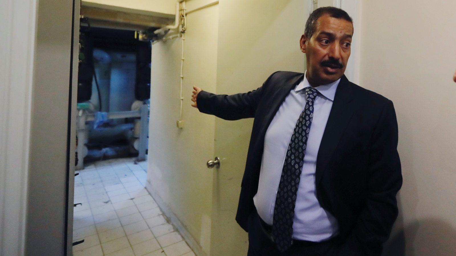 القنصل السعودي محمد العتيبي رافق مراسلي رويترز في جولة داخل القنصلية 