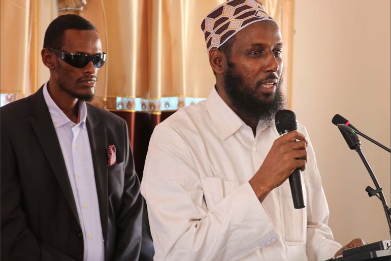 مختار روبو يجتمع مع أعيان وشيوخ وأعضاء من البرلمان المحلي في مدينة بيدوا بمحافظة باي غرب الصومال في شهر أكتوبر 2018 (صور أرسلت حملة روبو للجزيرة نت).