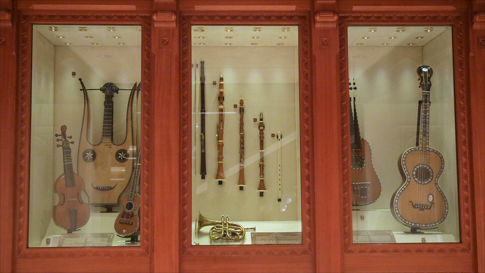 آلات موسيقية نفيسة ضمن مقتنيات الأوبرا (الجزيرة نت)مقتنيات الأوبرا 