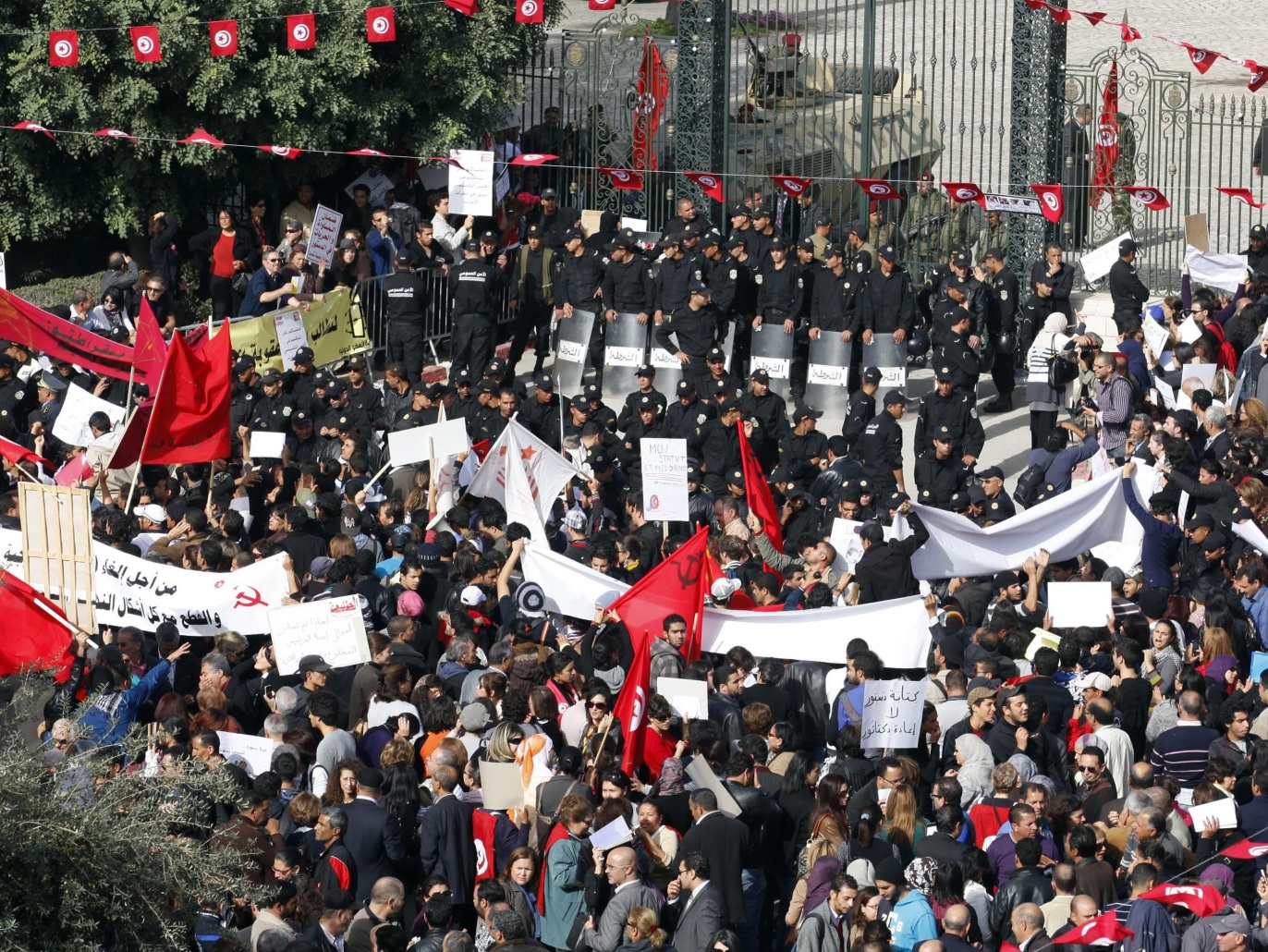  أمام البرلمان التونسي، نوفمبر 2011  (رويترز)