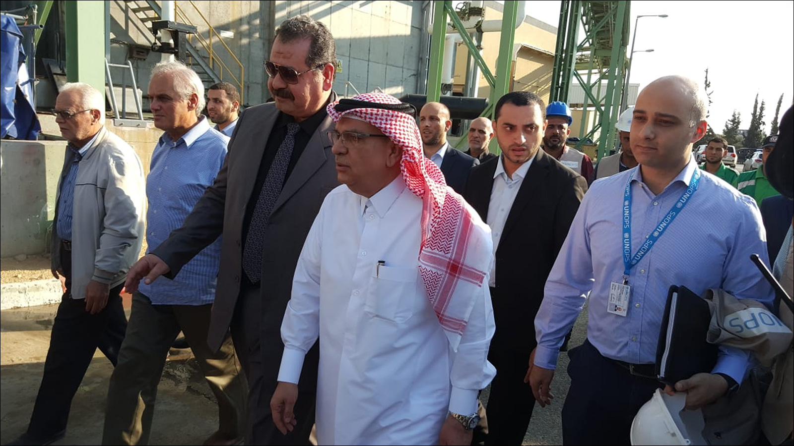‪رئيس اللجنة القطرية لإعادة إعمار غزة السفير محمد العمادي يتفقد محطة توليد كهرباء غزة‬  (الجزيرة)