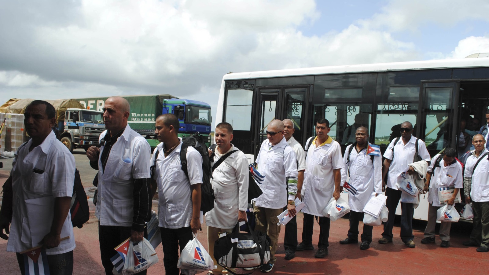‪لفرق الطبية الكوبية ساهمت بشكل فعال في علاج إيبولا بأفريقيا (رويترز)‬ الفرق الطبية الكوبية ساهمت بشكل فعال في علاج إيبولا بأفريقيا (رويترز) 