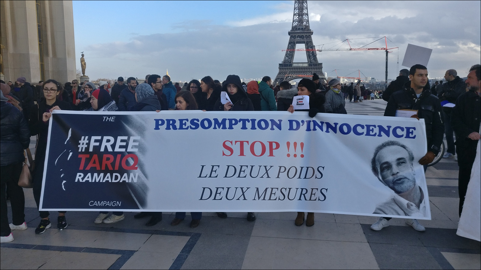 مظاهرة سابقة في باريس للمطالبة بالإفراج عن طارق رمضان (الجزيرة)