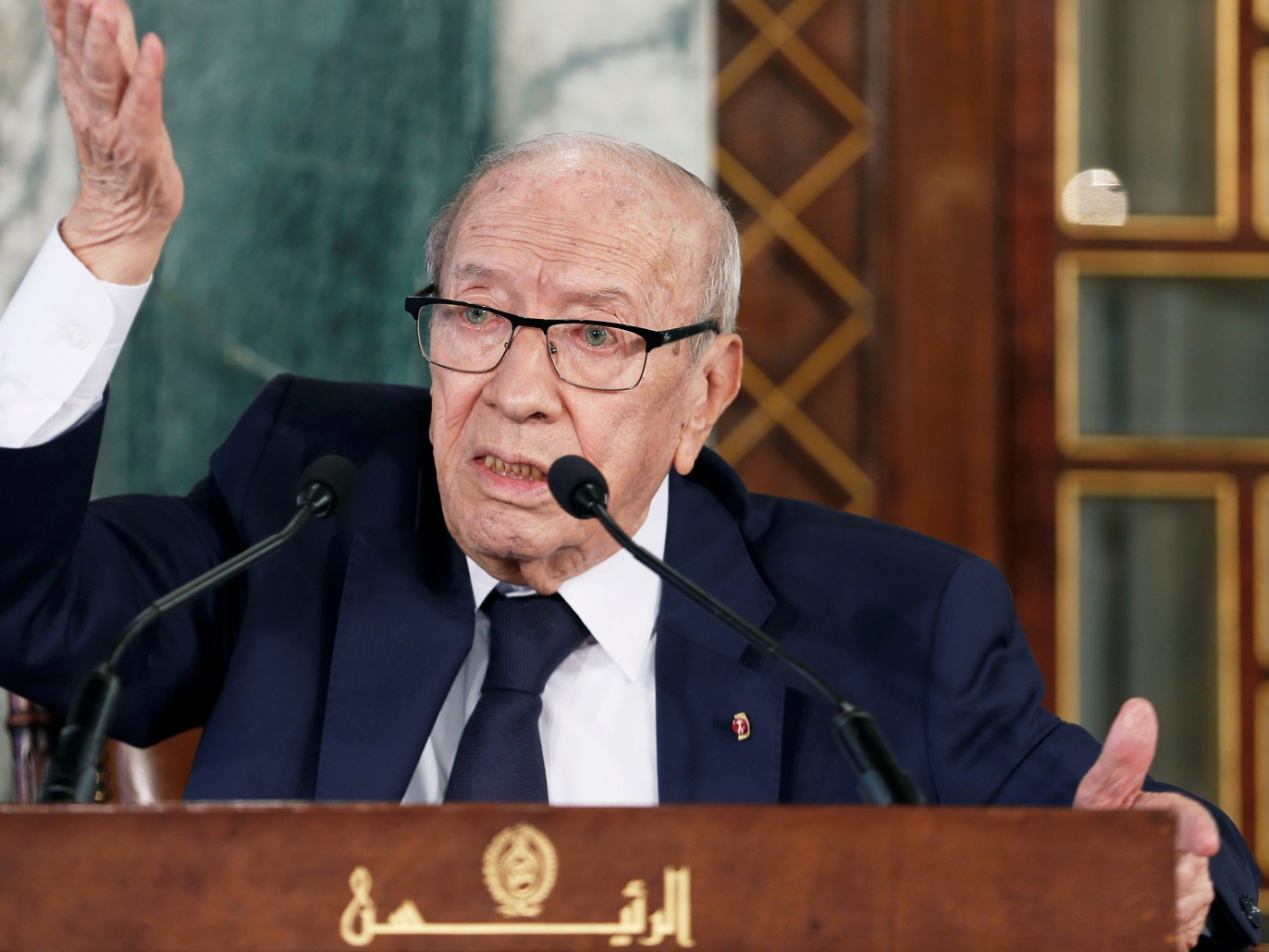 الرئيس التونسي الباجي قائد السبسي في قصر قرطاج (رويترز)