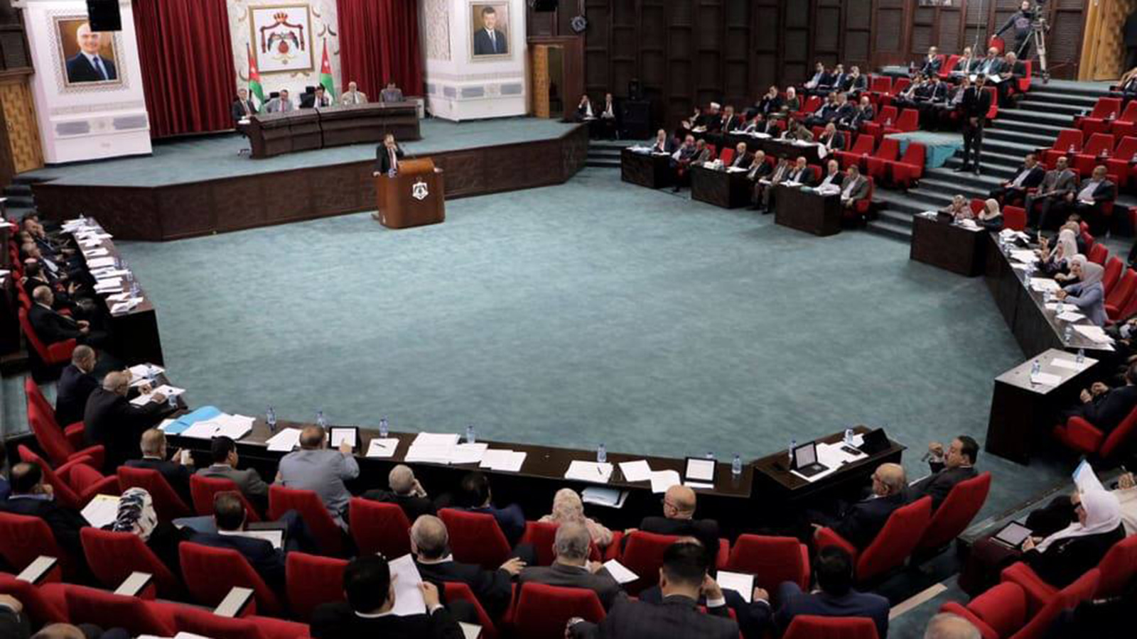 ‪بعد جدال نيابي مع الحكومة أقر مجلس النواب القانون المعدل لقانون ضريبة الدخل لسنة 2018 في جلسة مساء الأحد‬  (الجزيرة)