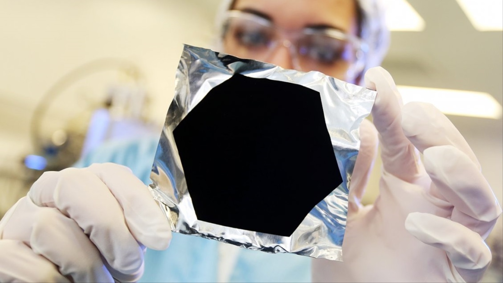 فانتابلاك مادة نانومترية عبارة عن مجموعة من أنابيب الكربون العمودية 