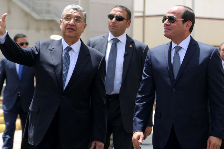 Egyptian President Abdel Fattah Al Sisi (R) walks with Egypt's Electricity Minister Mohamed Shaker during the inauguration of major power stations in the energy sector as part of the country's development drive, at Egypt's new administrative capital, north of Cairo, Egypt, July 24, 2018 in this handout picture courtesy of the Egyptian Presidency. The Egyptian Presidency/Handout via REUTERS ATTENTION EDITORS - THIS IMAGE WAS PROVIDED BY A THIRD PARTY