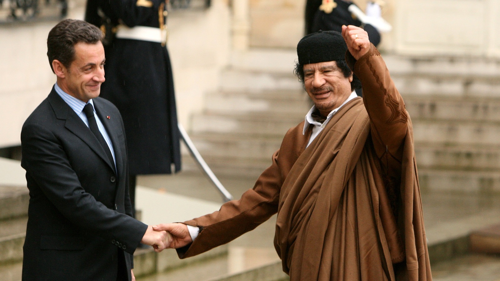 ساركوزي (يسار) يستقبل القذافي في الإليزيه عام 2007 (رويترز)