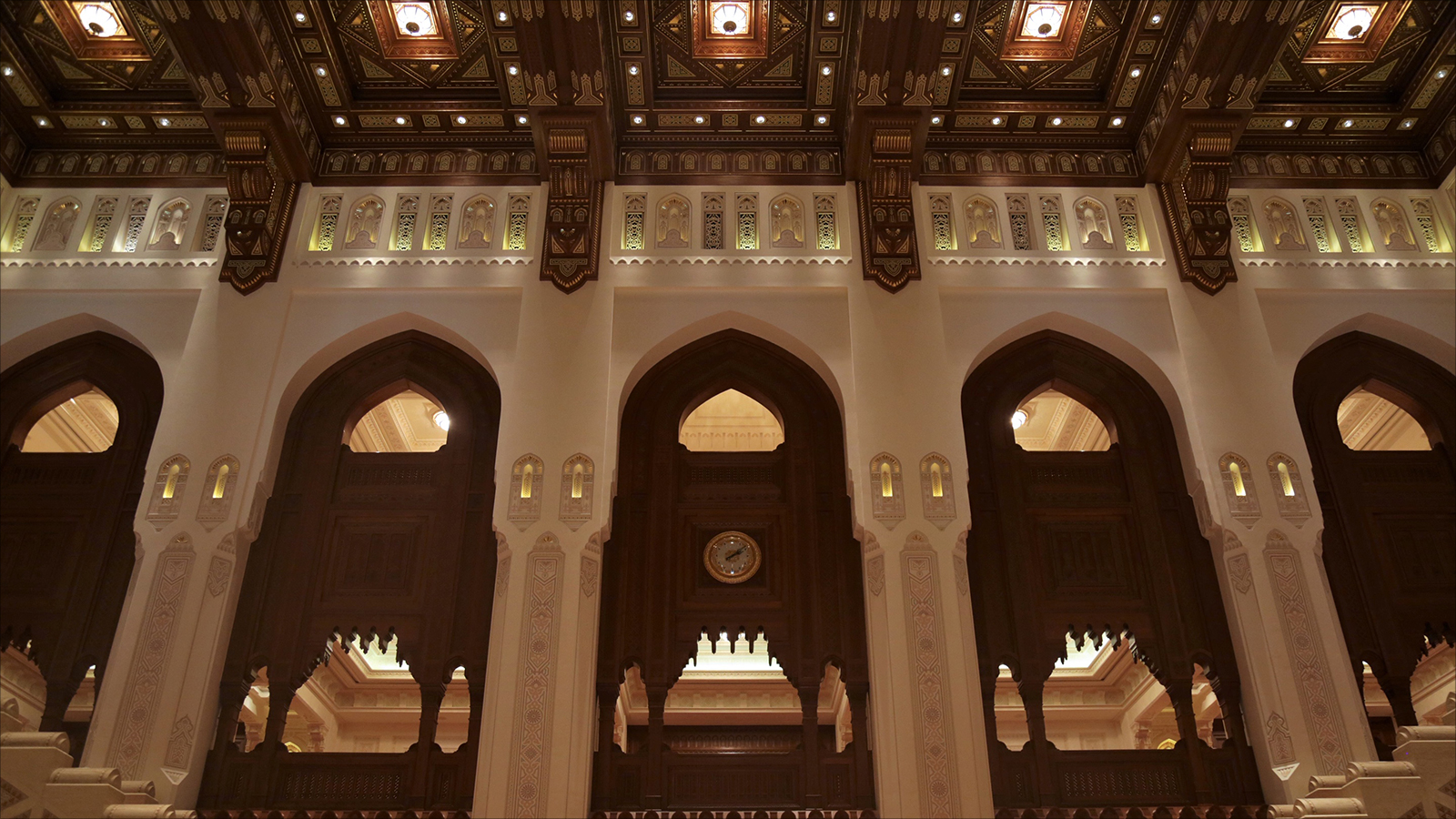 تمازج الحضارات تحت سقف دار الأوبرا السلطانية (الجزيرة نت)