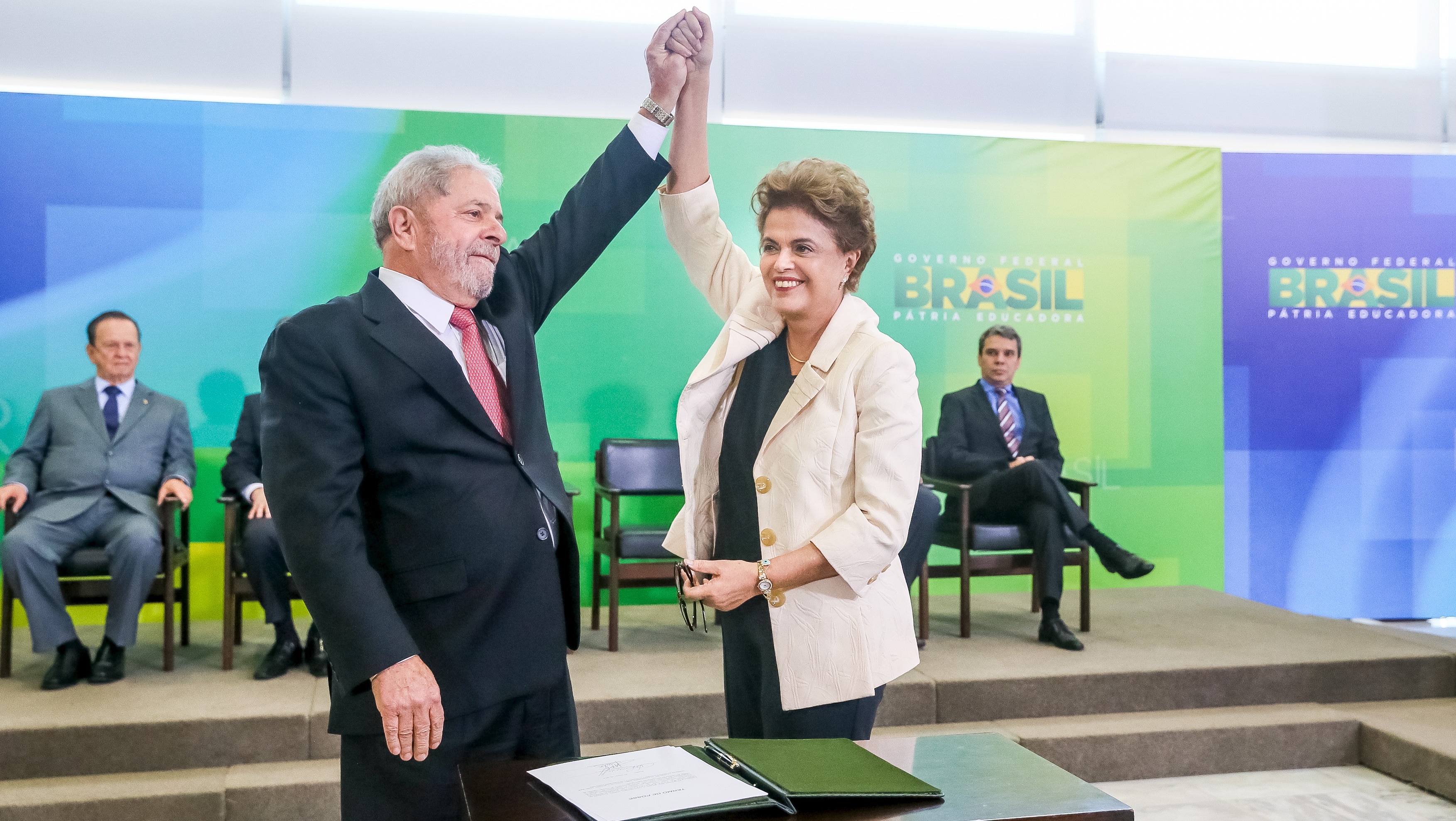 رئيس البرازيل السابق لولا دا سيلفا مع رئيسة البرازيل السابقة ديلما روسيف (رويترز)