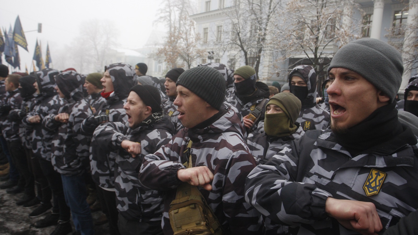 جانب من مسيرة يمينيين أوكرانيين يطالبون بفرض الأحكام العرفية وقطع العلاقات مع موسكو (الأناضول)