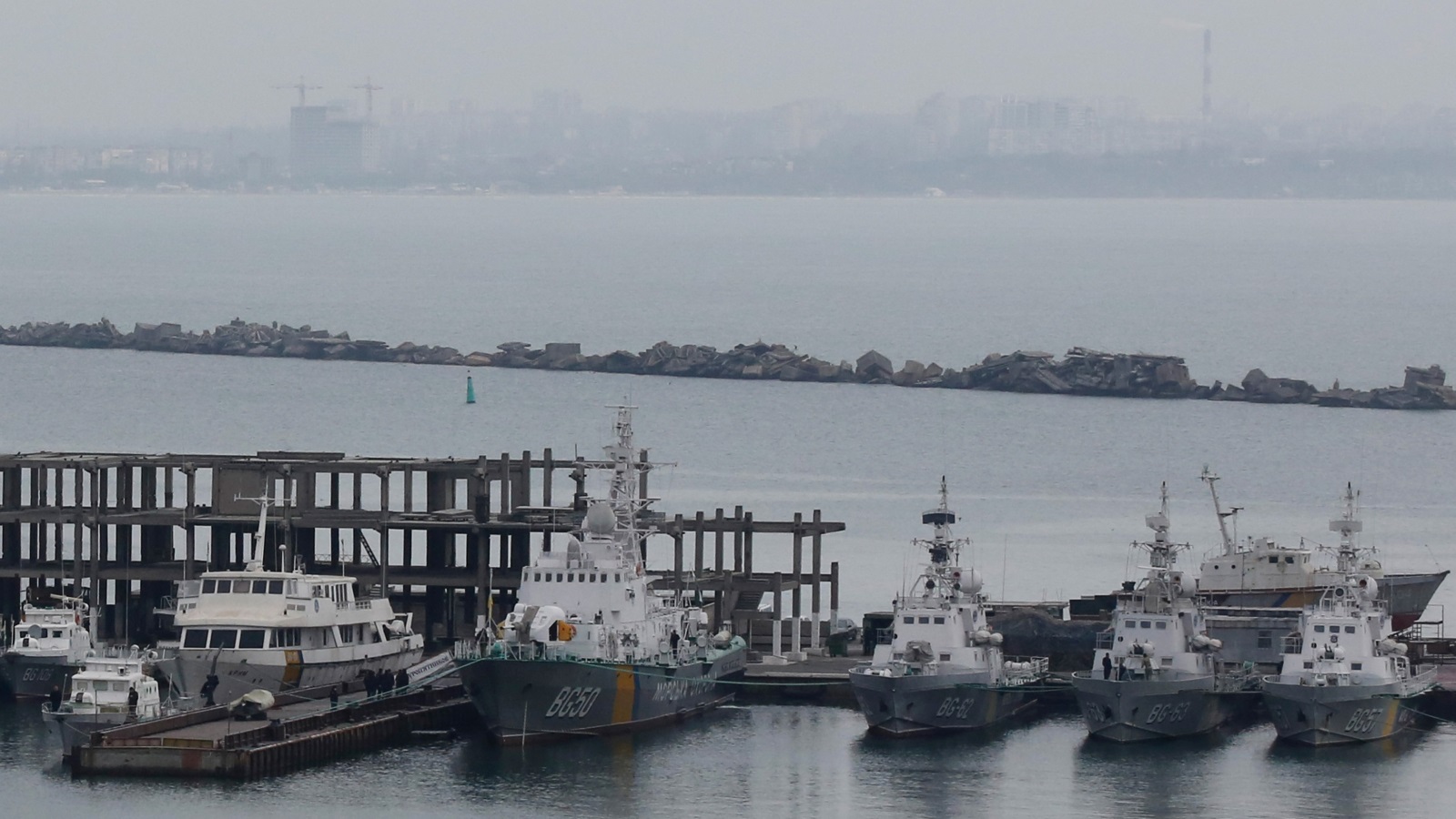 مجموعة من سفن حرس الحدود الأوكراني في ميناء أوديسا بالبحر الأسود (رويترز)