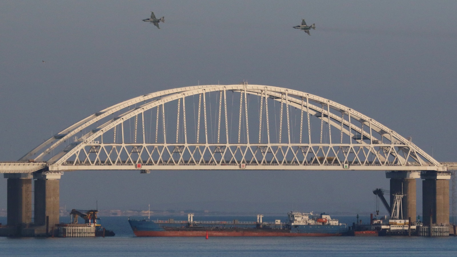 مقاتلات روسية تحلق فوق المنطقة التي شهدت احتجاز البحرية الروسية السفن الأوكرانية (رويترز)