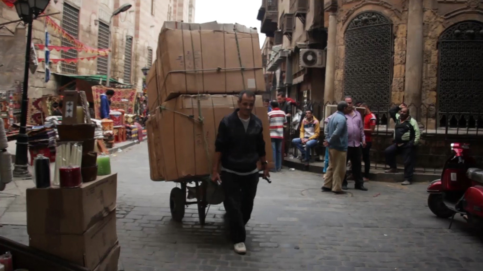 ‪الشباب المصري يحمل البضائع وأعباء البطالة والخيبة من المؤهلات العلمية‬ (الجزيرة)