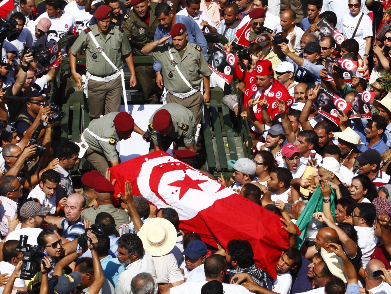 جثمان المعارض محمر البراهمي بعد استهدافه من أنصار الشريعة، يوليو 2013 (رويترز)