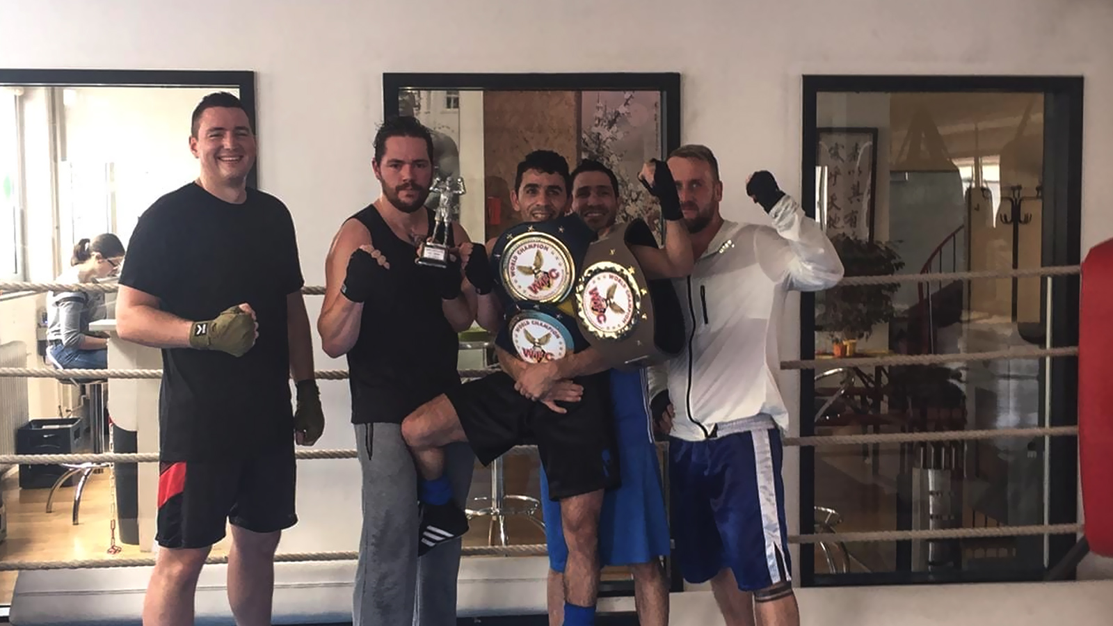 ‪الملاكم السوري مع بعض المشاركين في البطولة‬ (الجزيرة)