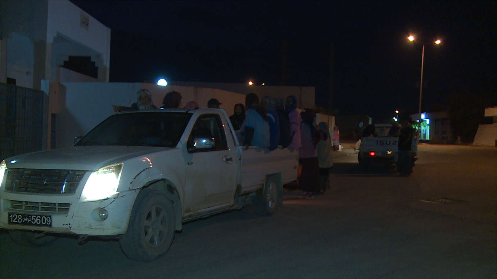 ‪(الجزيرة)‬ لامعة وصديقاتها متراصات في الصندوق الخلفي للشاحنة مع بداية الفجر بسيدي بوزيد بتونس 