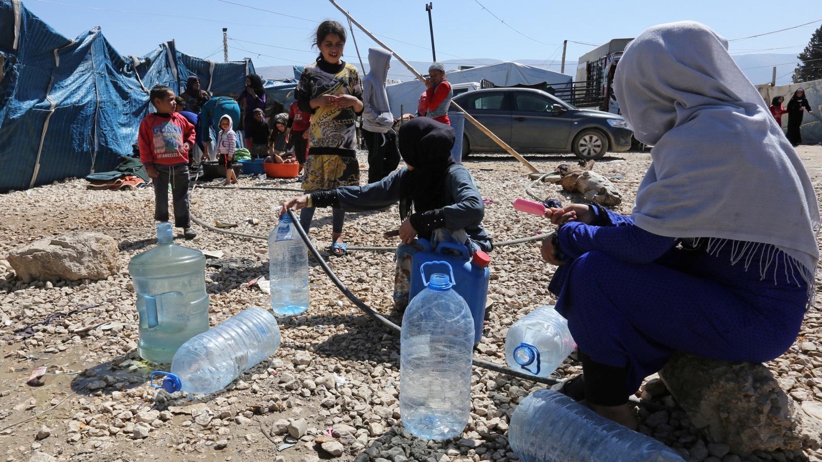 ‪الحكومة اللبنانية تبنت سلسلة إجراءات زادت من معاناة اللاجئين السوريين‬ الحكومة اللبنانية تبنت سلسلة إجراءات زادت من معاناة اللاجئين السوريين (رويترز)