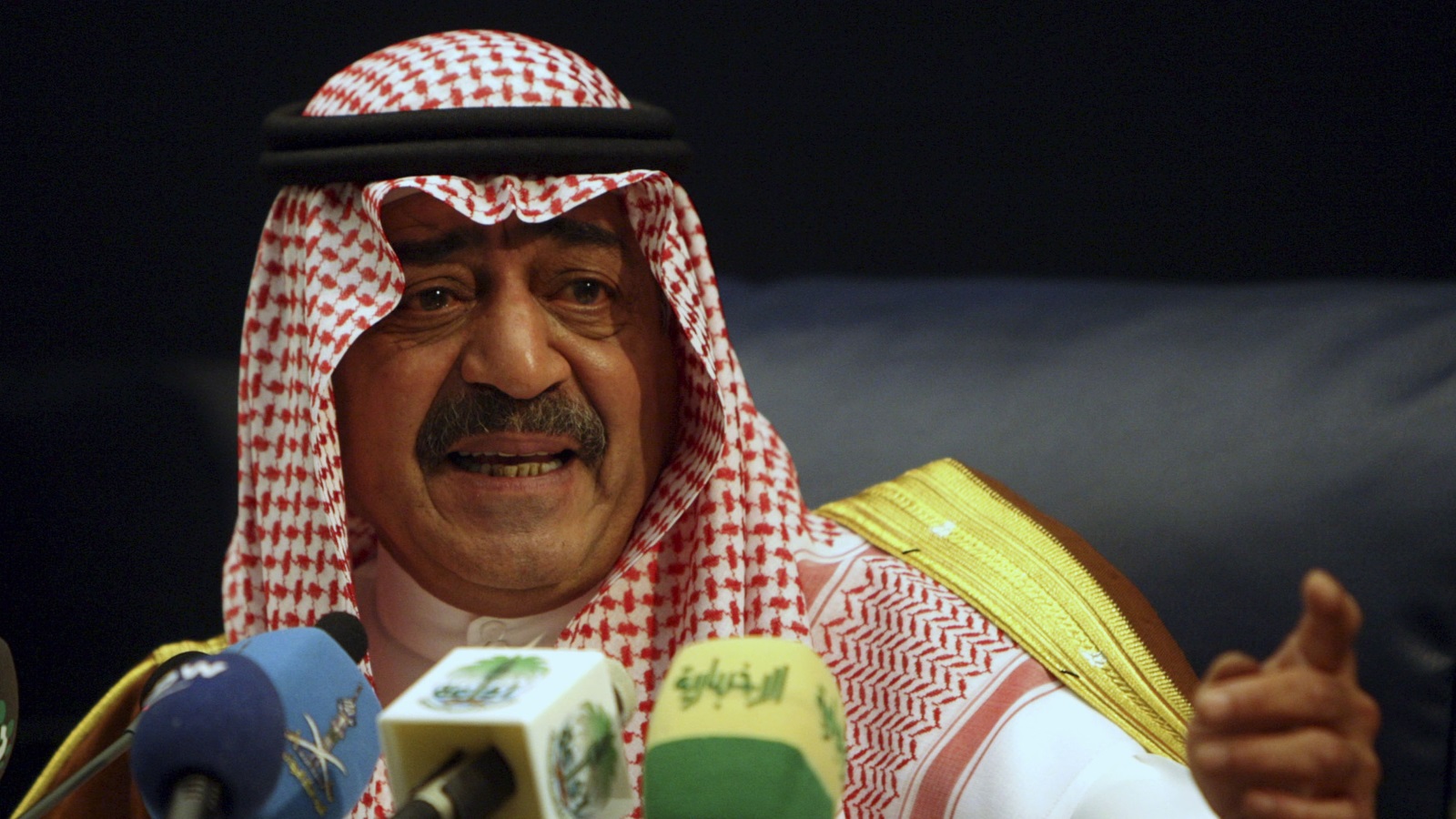 الأمير مقرن بن عبد العزيز أُعفي من ولاية العهد في أبريل/نيسان 2015 