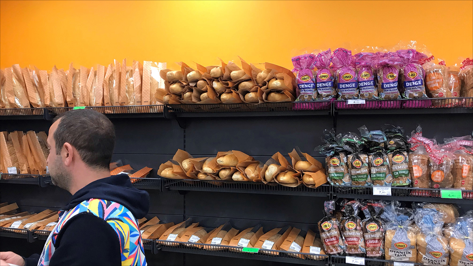 ‪واجهة لعرض الخبز الأبيض في متجر تشاري التركي الشهير‬ (الجزيرة)