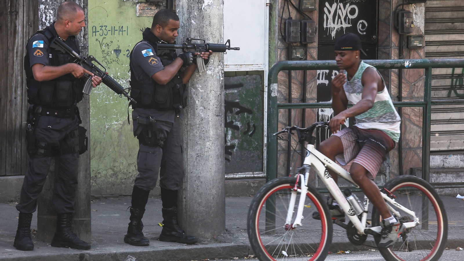 ‪(غيتي)‬ نسب الجريمة مرتفعة في البرازيل ومتوسط عدد القتلى شهريا يناهز خمسة آلاف