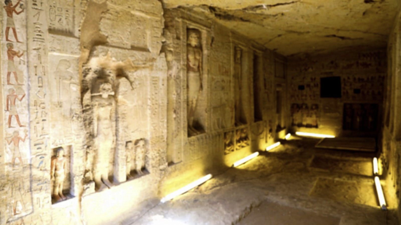 تتكون المقبرة من صالة مستطيلة تبلغ مساحتها حوالي 10 أمتار طولا وحوالي 3 أمتار عرضا ويبلغ ارتفعها 3 أمتار (موقع وزارة الآثار المصرية)
