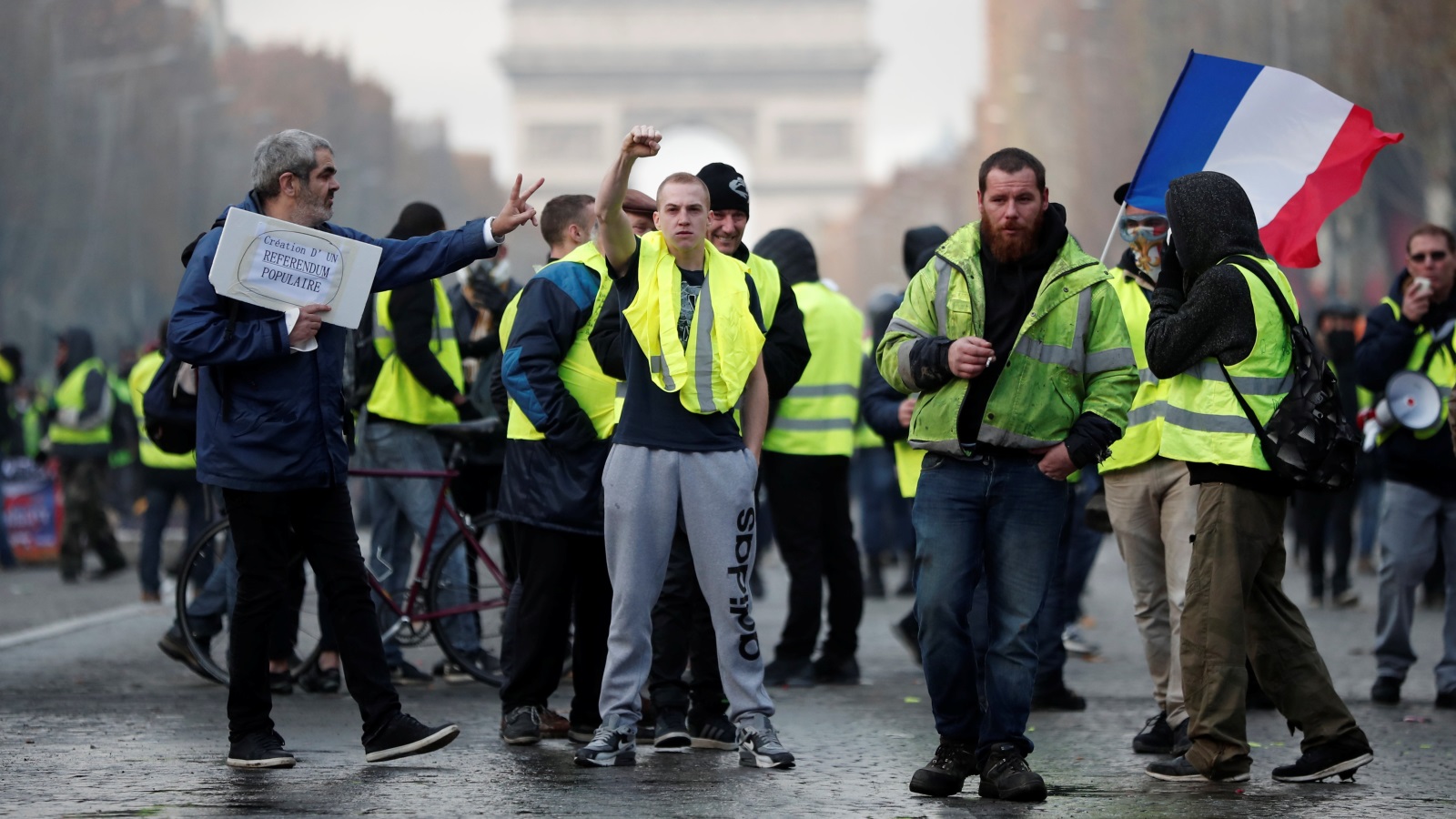 تبقي احتجاجات فرنسا الأخيرة مفتوحة على كل الاحتمالات إلا أنه ليس من المستبعد أن يتم تشكل خلية أزمة وتغير حكومي وتدخل البرلمان كوسيط لحل هذه الأزمة