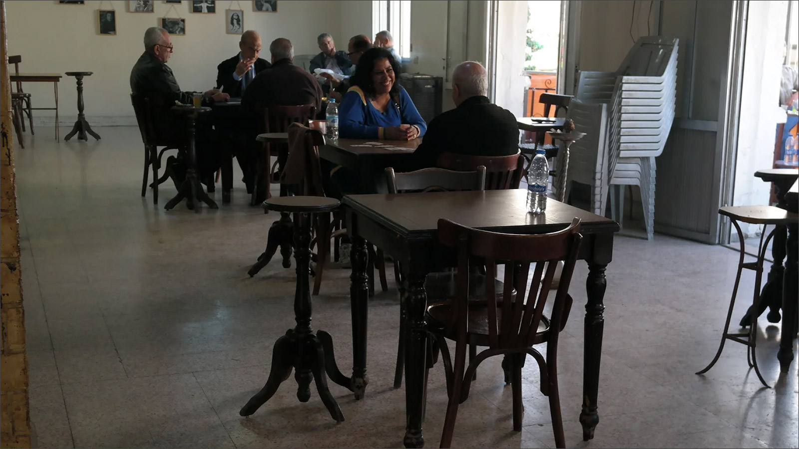 ‪مقهى السنترال في عمّان يستقطب جيلي الخمسينيات والتسعينيات ومعظمهم من المثقفين والأدباء‬ (الجزيرة)