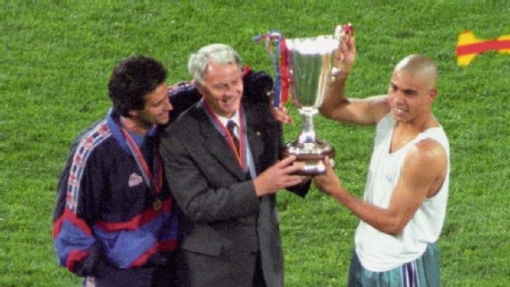 
صورة تجمع رونالدو مع بوبي روبسون ومورينيو عقب تتويج برشلونة عام 1997  (مواقع التواصل)
