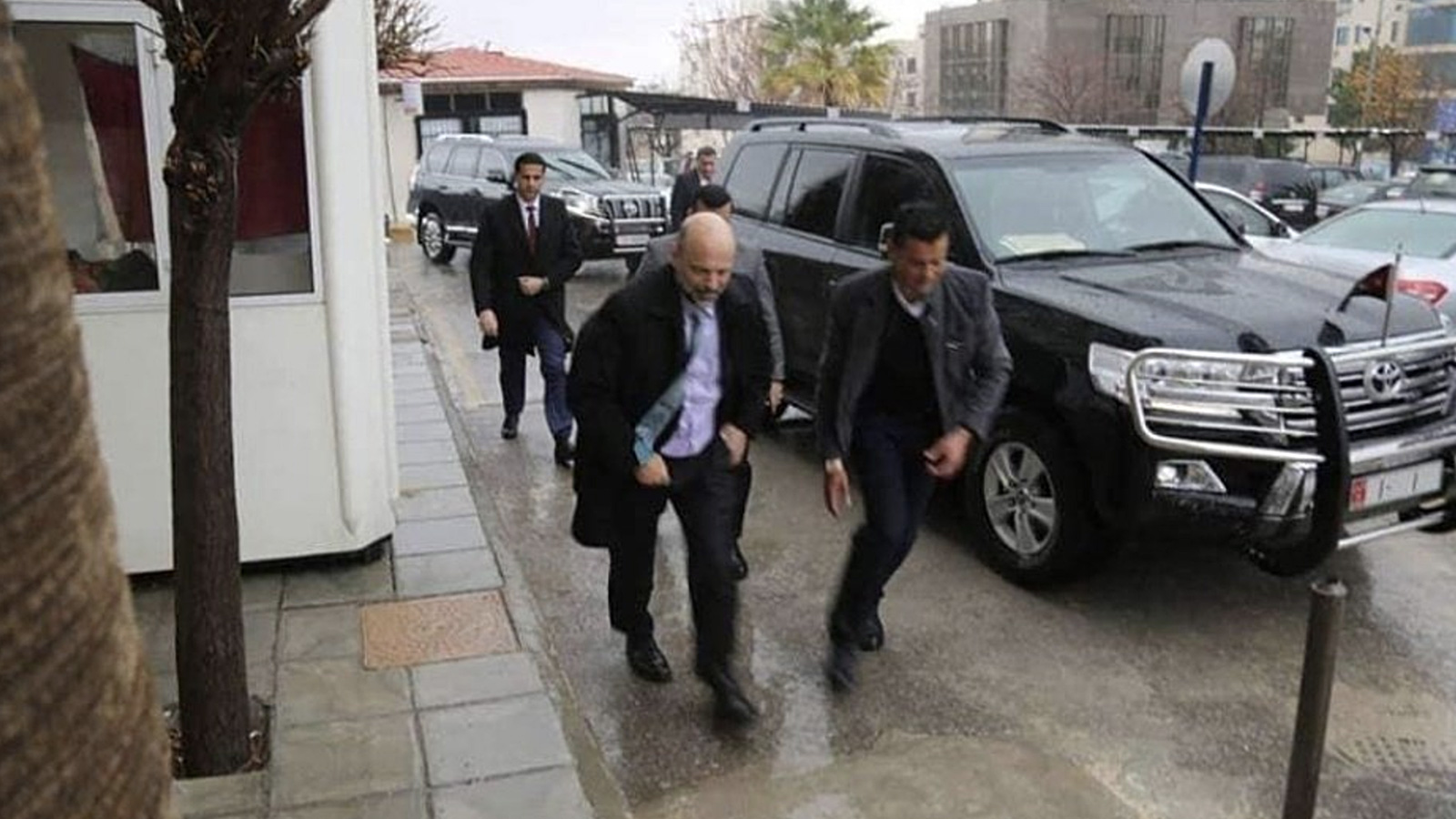 ‪‎رئيس الحكومة الأردني عمر الرزاز دخل من البوابة الجانبية للنقابات تفاديا للدوس على العلم الإسرائيلي‬  (الصحافة الأردنية)