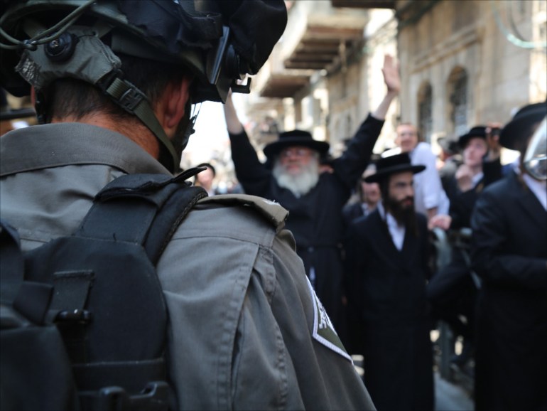 مظاهرات واحتجاجات لليهود الحريديم في حي "مائة شعاريم"، بالقدس" رفضا لقانون التجنيد (تصوير الشرطة الإسرائيلية)