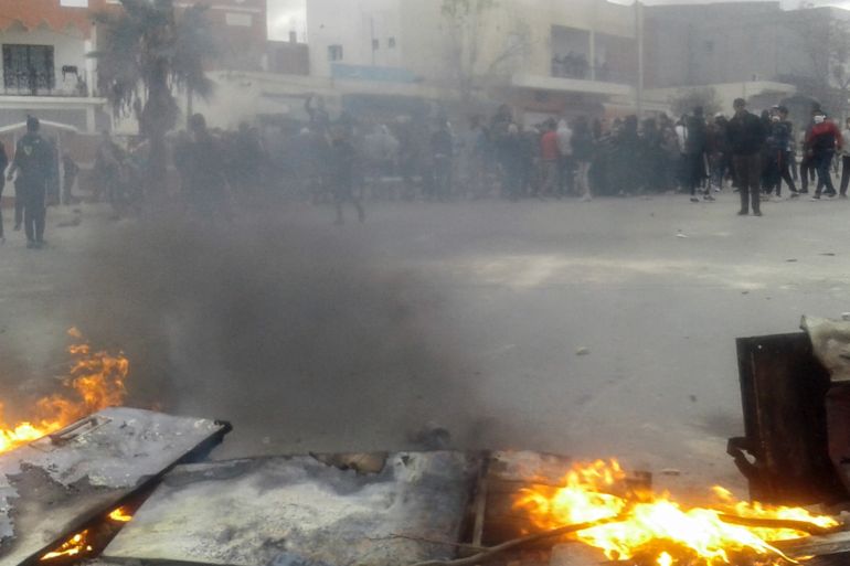 احتجاجات وسط ساحة الشهداء بحي الزهور (خاص الجزيرة نت)