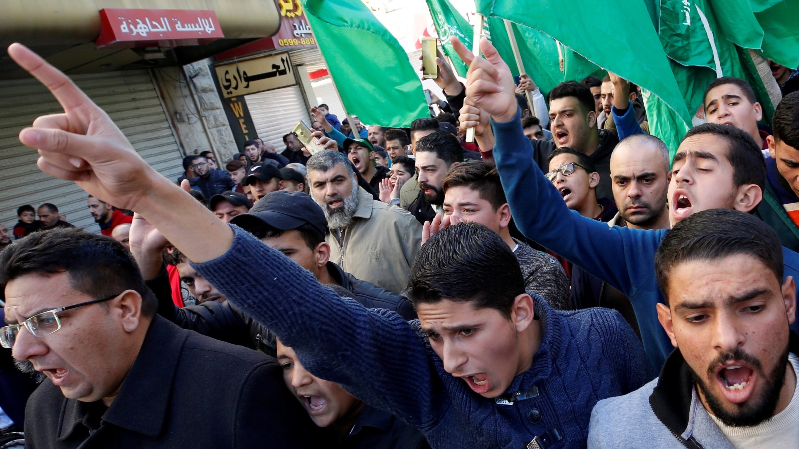 ‪جانب من مسيرة لحركة حماس في نابلس خرجت اليوم بمناسبة ذكرى انطلاقة الحركة‬ (رويترز)