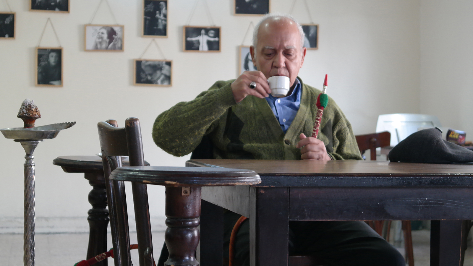 المحامي غسان بسطامي (75 عاما) تحدث عن الأثر السياسي لمقاهي عمان (الجزيرة)