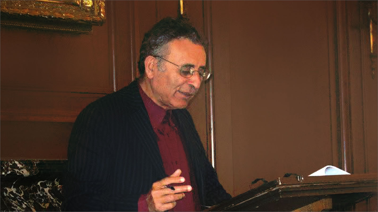 ‪سامح درويش يرى أن الكاتب المغربي الراحل عبد الكبير خطيبي‬ (الجزيرة)