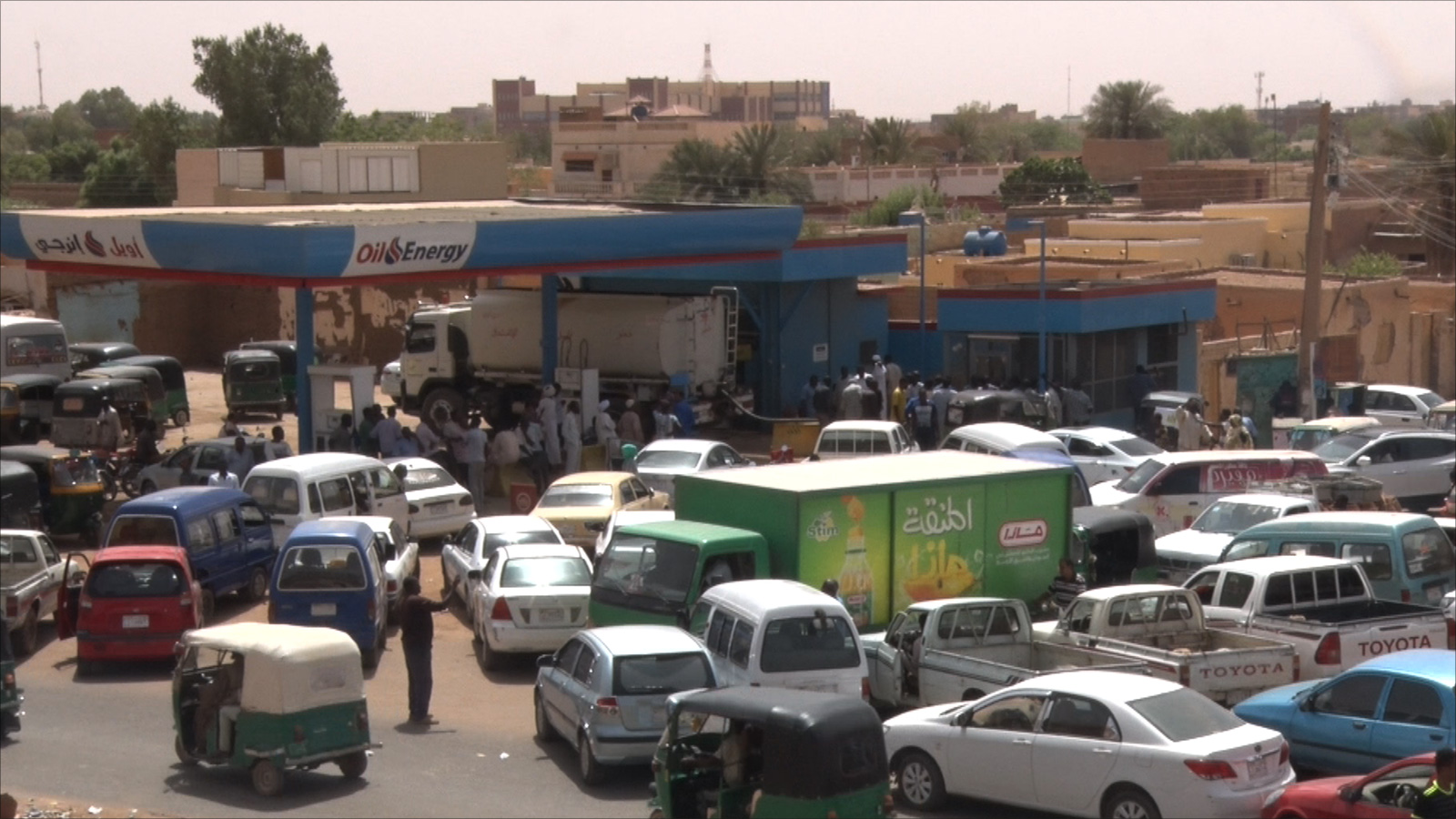 ‪طوابير الانتظار في محطات الوقود بالسودان بسبب الأزمة‬ (الجزيرة)