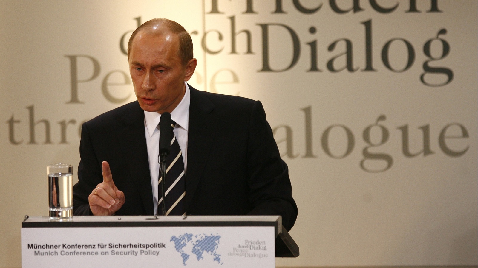 بوتين في مؤتمر ميونخ عام 2007 (رويترز)