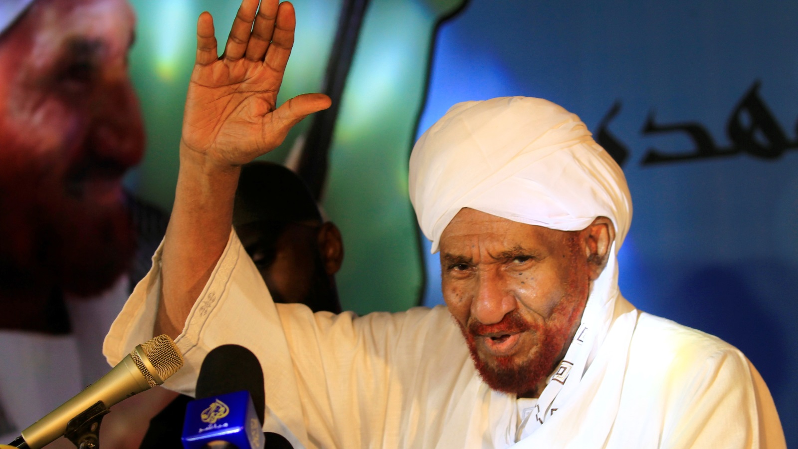 المهدي: ندعو إلى نظام جديد ينهي الأزمة السودانية (رويترز)