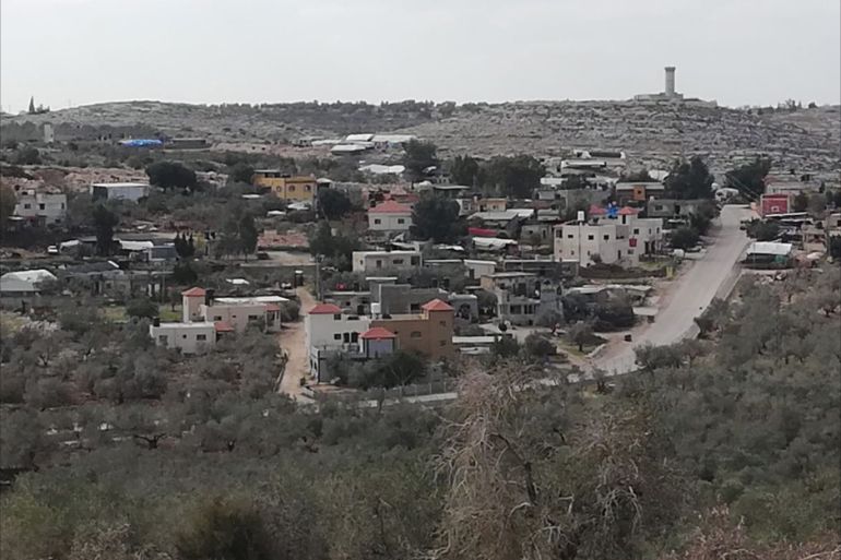 فادي العصا/ صورة يظهر فيها البرج العسكري والشارع الذي يشق القرية/ جنين/ شمال الضفة الغربية