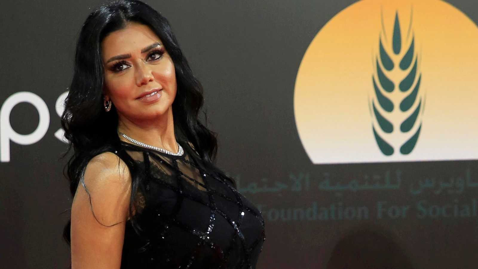 ‪الممثلة رانيا يوسف في قلب عاصفة إعلامية وأخلاقية متواصلة بسبب الفستان الذي ارتدته في حفل اختتام المهرجان‬ (رويترز)