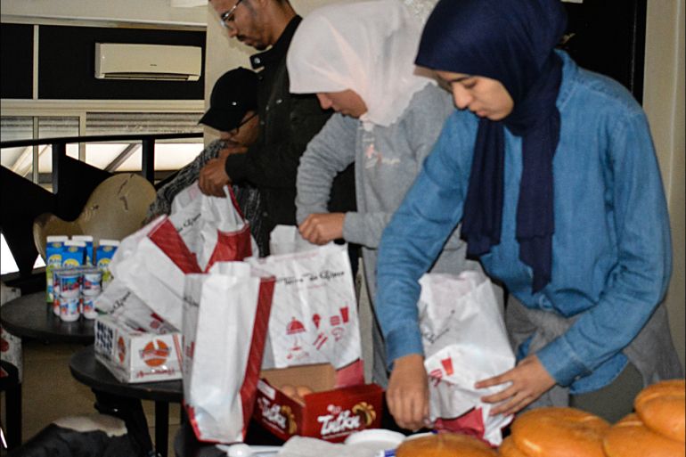 شباب "زيرو جائع" يضعون الطعام في أكياس ورقية استعدادا لجولتهم في المدينة/ أحد المقاهي/ الرباط