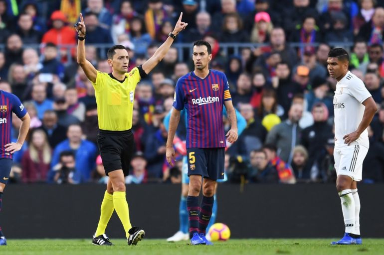 BARCELONA, SPAIN - OCTOBER 28: Referee Jose Maria Sanchez Martinez signals for a VAR decision during the La Liga match between FC Barcelona and Real Madrid CF at Camp Nou on October 28, 2018 in Barcelona, Spain. (Photo by David Ramos/Getty Images)