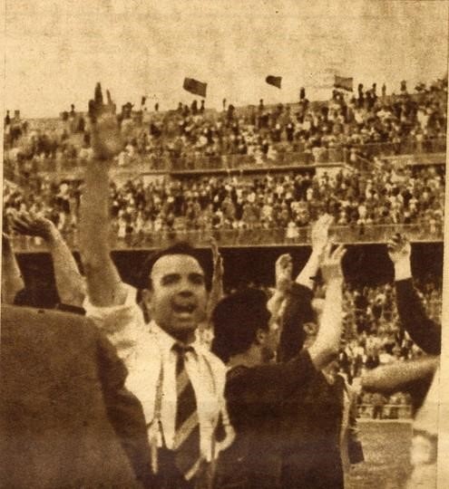 
جماهير برشلونة تحتفل بكأس لاتينا عام 1949 (مواقع التواصل)
