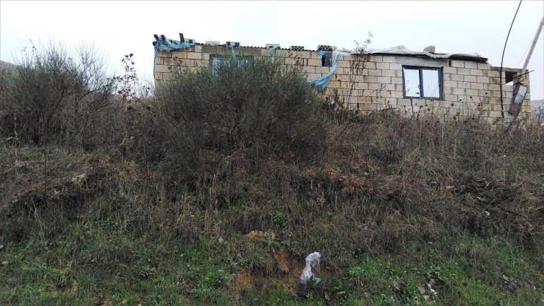 منازل بدائية يسكنها مجموعة لاجئين سوريين في لبنان.