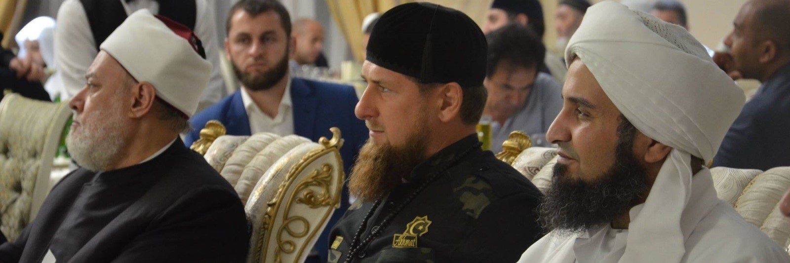 
علي الجفري وعلي جمعة، يتوسطهم قديروف حاكم الشيشان (مواقع التواصل)
