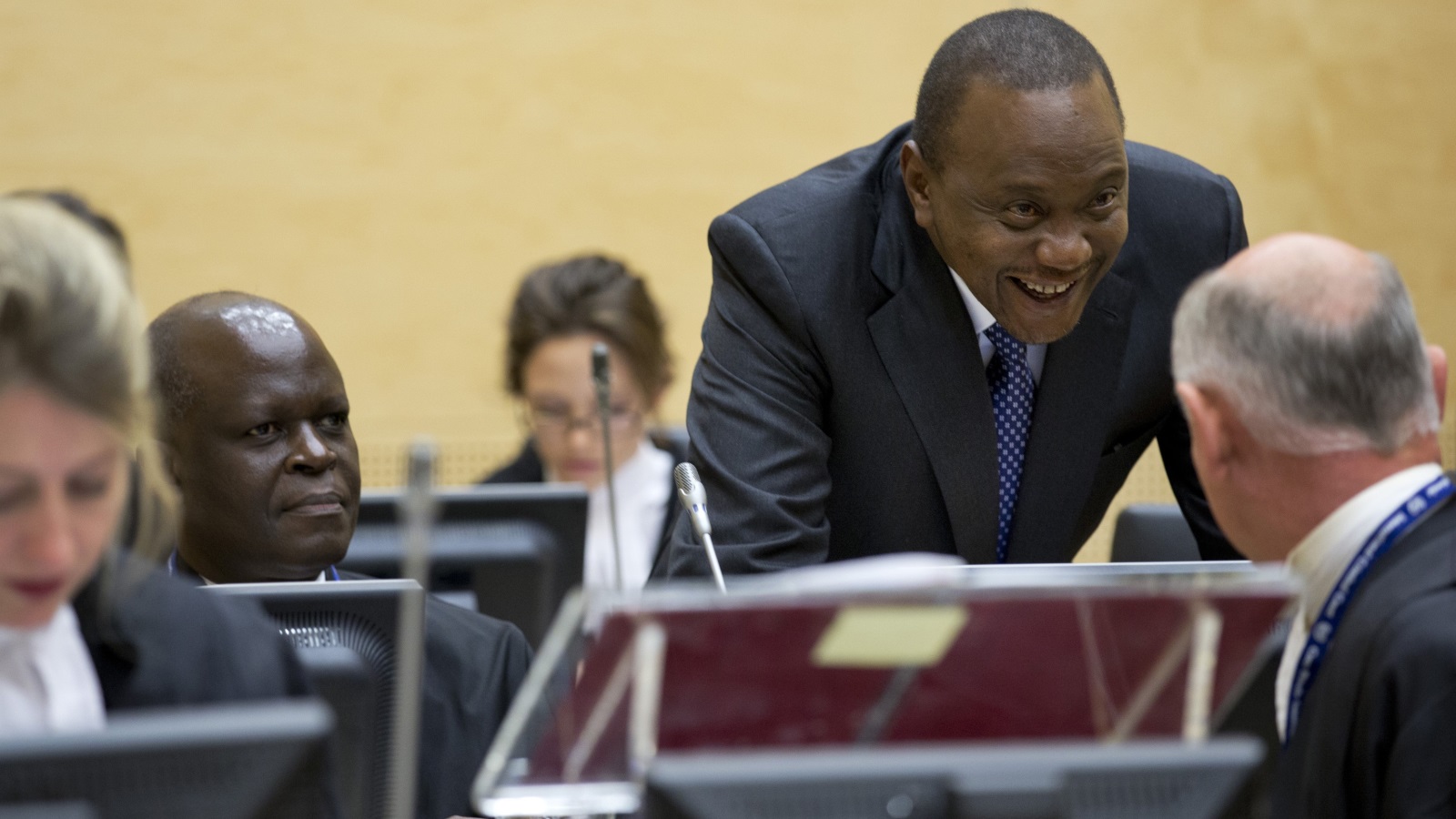 ‪كينياتا يتحدث إلى محاميه في مقر المحكمة الجنائية بلاهاي خلال جلسة عقدت عام 2014‬ (الأوروبية)