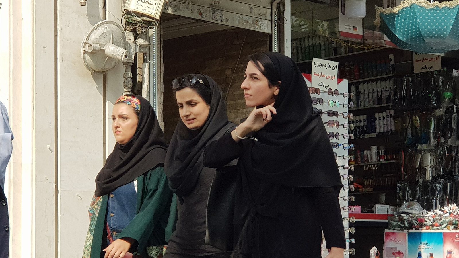 ‪الحجاب العرفي المقبول في المجتمع الإيراني بنتشر على نطاق واسع في إيران‬ (الجزيرة)