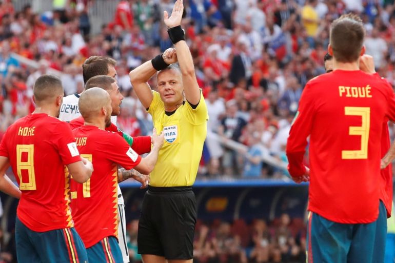 Soccer Football - World Cup - Round of 16 - Spain vs Russia - Luzhniki Stadium, Moscow, Russia - July 1, 2018 Referee Bjorn Kuipers awards a penalty to Russia for handball by Spain's Gerard Pique REUTERS/Christian Hartmann