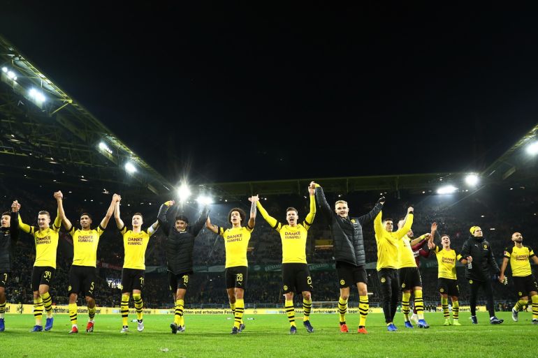 DORTMUND, GERMANY - DECEMBER 21: The Borussia Dortmund players celebrate in front of their fans following victory during the Bundesliga match between Borussia Dortmund and Borussia Moenchengladbach at Signal Iduna Park on December 21, 2018 in Dortmund, Germany. (Photo by Lars Baron/Bongarts/Getty Images)