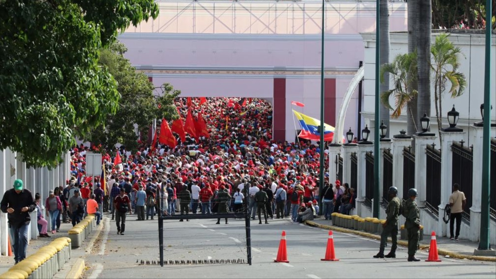 ‪مؤيدون للرئيس مادورو تجمعوا رفضا لمحاولات عزله‬  (الأناضول)